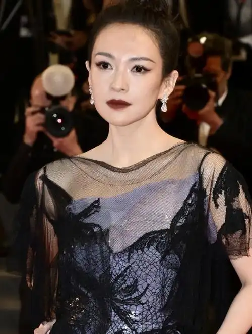 章子怡太刚了!5月25日,章子怡在戛纳发布会上,直接硬刚陈可辛