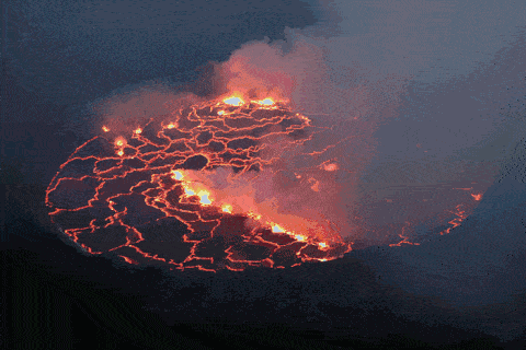 队员在火山口支帐篷 体力与毅力的考验 绳索,锚,齿轮,呼吸装备