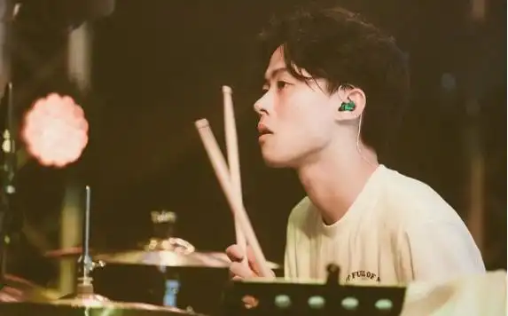 王泽南开始一直在时时间不够乐队担任鼓手,后来有机会给棱镜合作后就