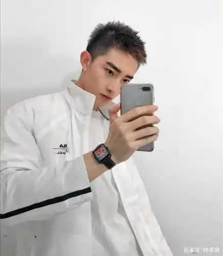 帅气的99年小哥哥,皮肤光滑白净,看拿手机的姿势,就是一位超man的男生