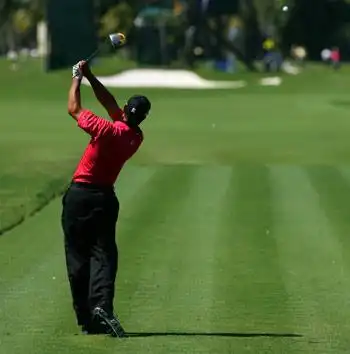 图文-ca锦标赛决赛轮伍兹表现 老虎挥杆背影