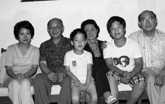 直到1934年,蒋介石召张学良回国任鄂豫皖"剿总"副司令,于凤至留在英国