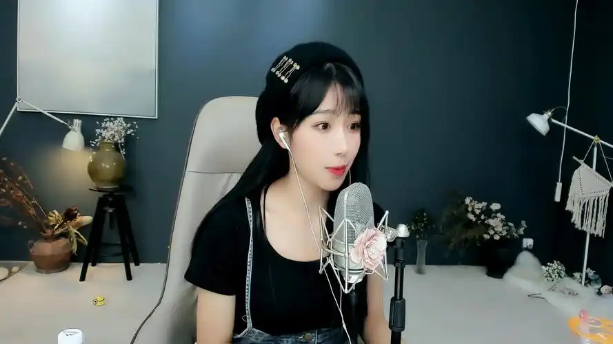 【小深深儿】2020-08-21 斗鱼标题:小深深儿:闲来无事