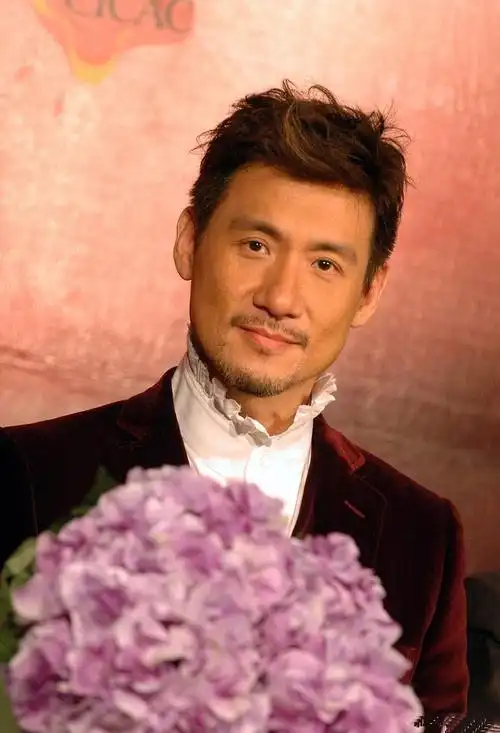 张学友虽其貌不扬,但凭借出色唱功和舞台魅力,与刘德华,黎明,郭富城