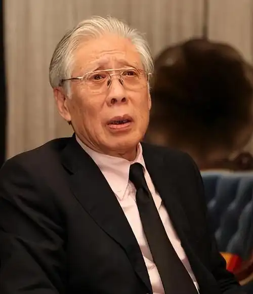 87岁焦晃近照满头白发老态龙钟还能喝2两小酒网友上鹿血