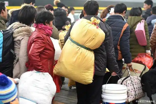 乡下堂哥打工,3年春节不回家,只为扛起家庭重担和希望,泪目