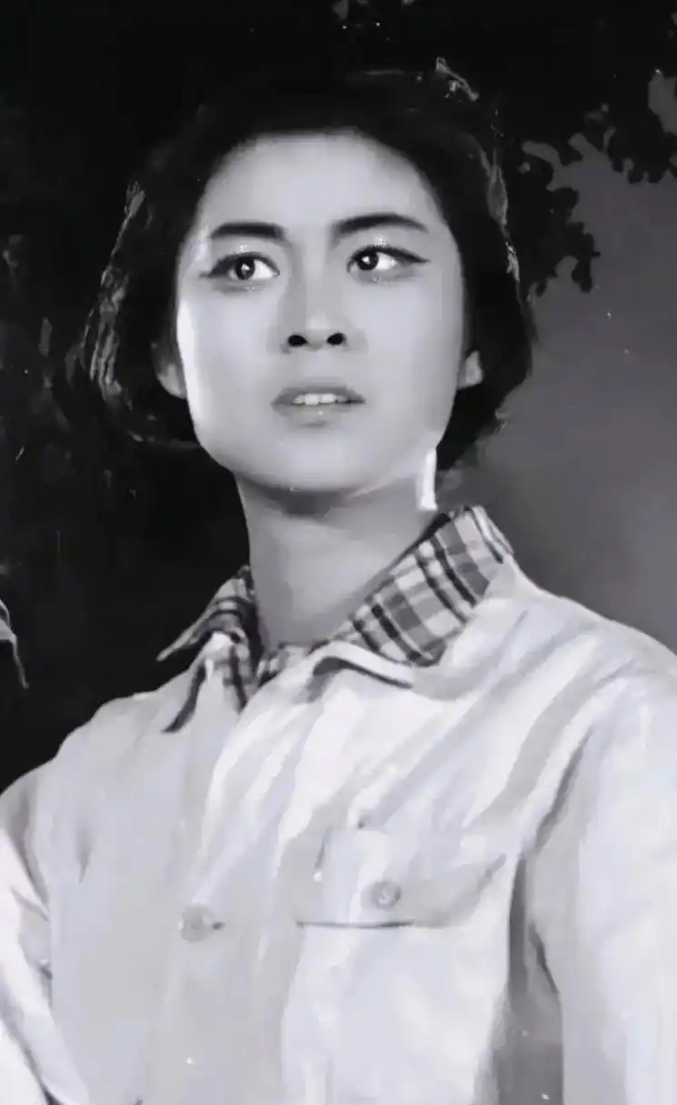 简直难以想象这就是我们熟悉的倪萍.即使再努力看,都几乎认不出来.