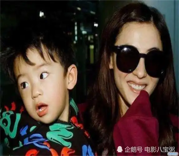 与谢霆锋离婚,生下三胎饱受猜疑,我们欠39岁的张柏芝一声道歉