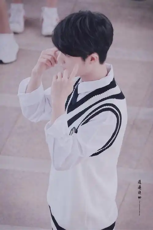 一身学生装的肖战小哥哥手机壁纸