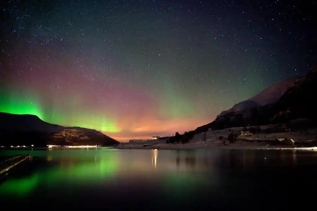 北极的夜晚: 北极光反映在峡湾