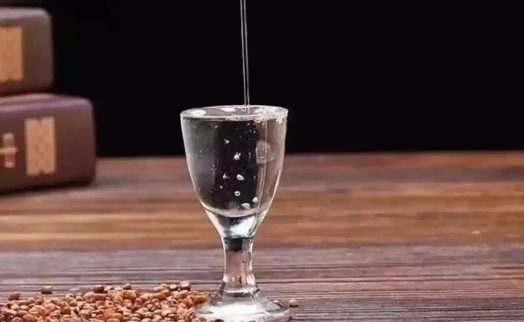 好酒倒入酒杯后,色清澈透明;轻微晃动,酒液流动的速度,相对于水的