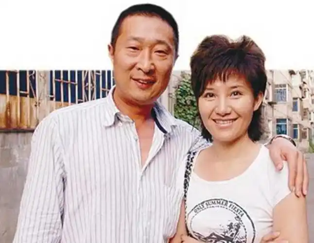 她是最美军花,却嫁其貌不扬丈夫,39岁生子,了却公公一生的遗憾|闫妮