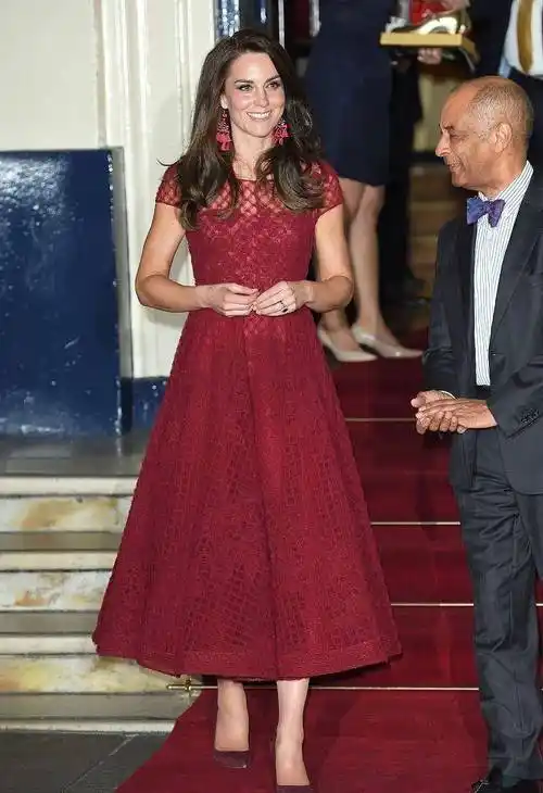 红色蕾丝连衣裙女生在搭配蕾丝裙的颜色时,往往会选择经典的黑白两色