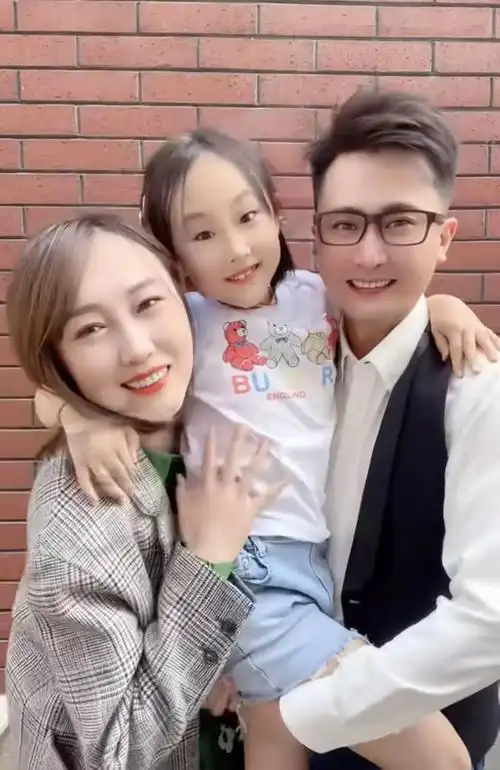 央视主持杨帆携妻接娃,老婆背万元包高挑白皙,7岁女儿似妈