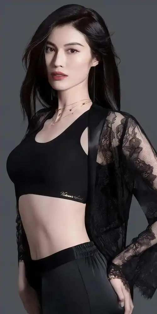 何穗身着比基尼,美丽动人,魅力无限