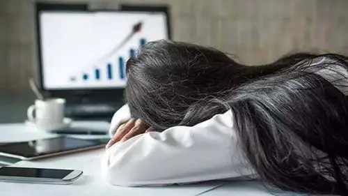 甚至还会导致眼压过高等问题,趴着睡觉还有一个坏处,就是会增加颈椎病