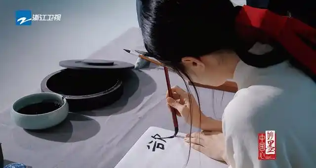 组图钟楚曦演绎中国第一位女书法家穿汉服写毛笔字