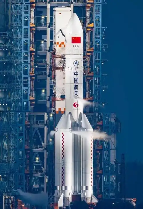 两张长征五号遥三火箭高清大图