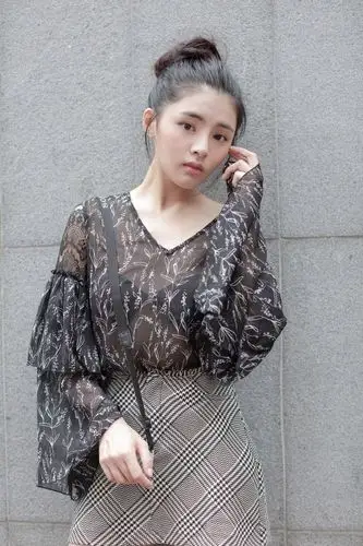 许雅婷曝清新街拍大片游走在街角的明朗少女