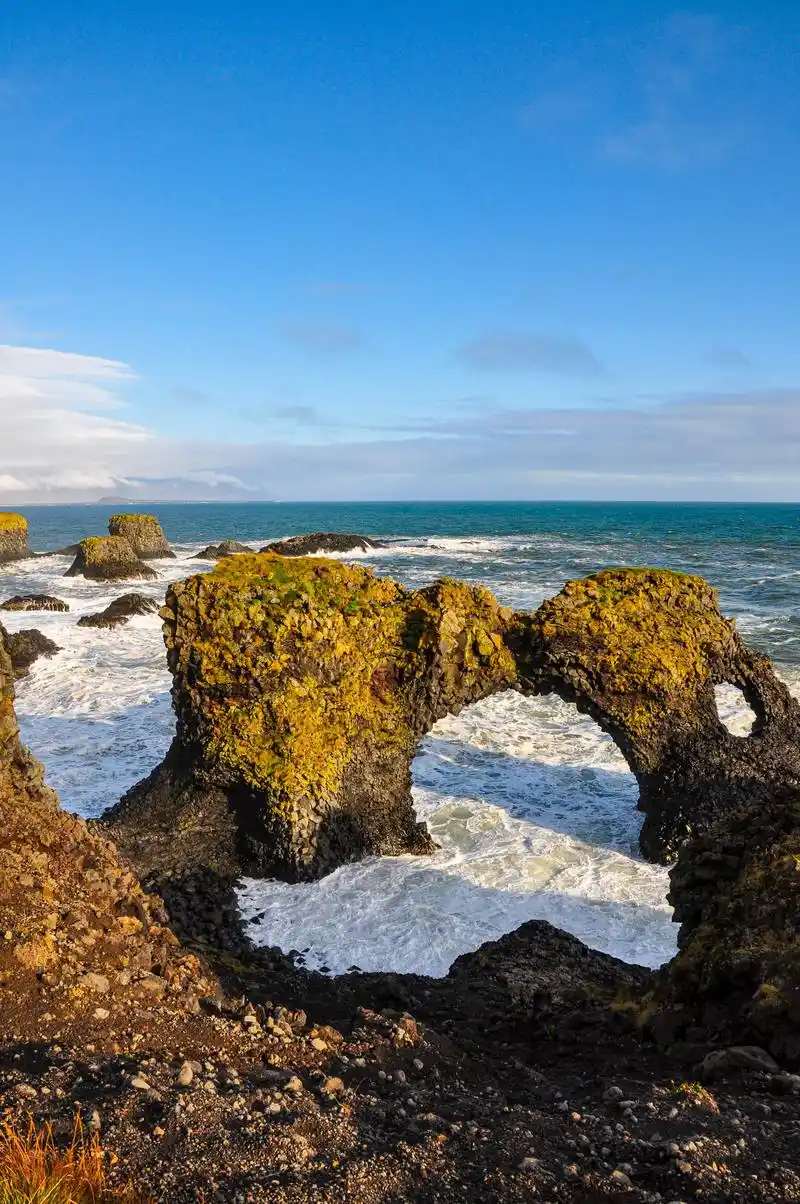 接吻石arnarstapi,一个美丽的冰岛小渔村,海边有条 - 抖音