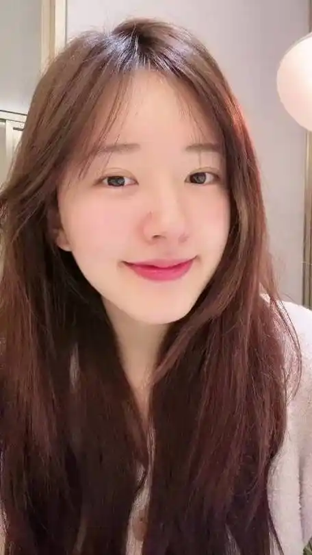 赵露思更新抖舞,睡衣77素颜,甜妹状态真好,羡慕发量