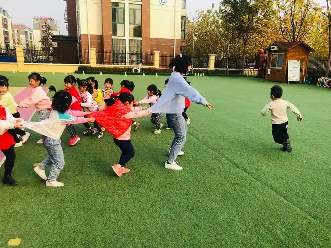 育英雅馨幼儿园中二班户外活动——运动的美好