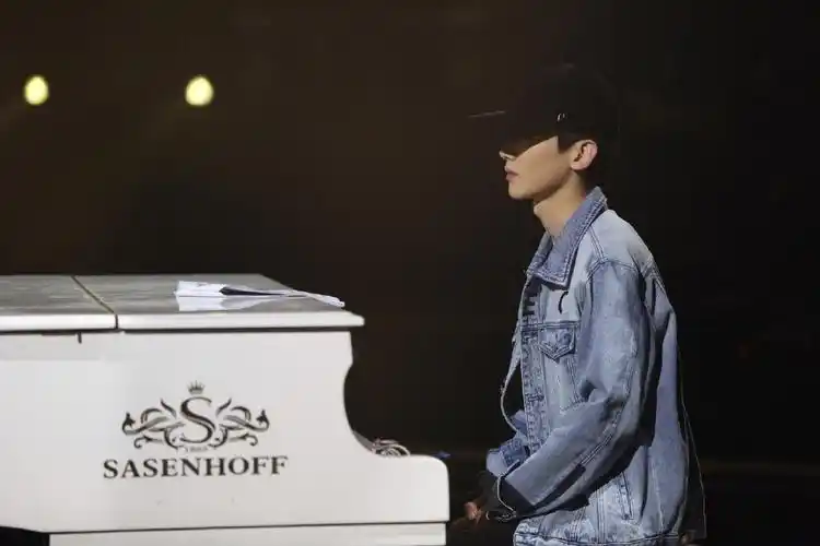 白敬亭湖南卫视跨年演唱会弹琴唱歌帅气图片17