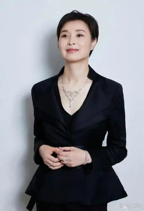 吴越的美全在这淡淡的笑容里,主打一种优雅从容的既视感.