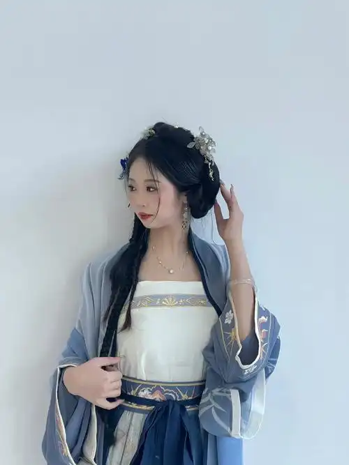 我呢 永远明媚#汉服 #国风古韵 #女大学生 #氛围感 - 抖音
