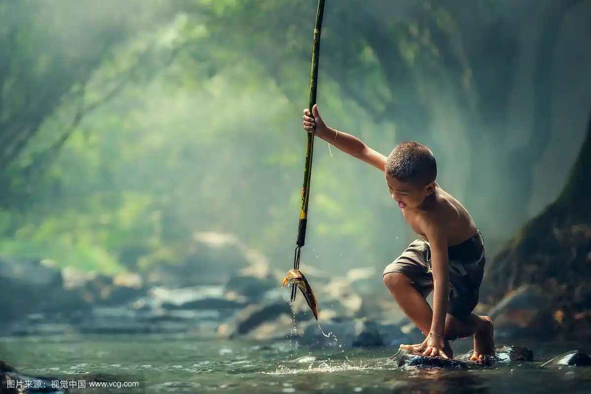 男孩钓鱼