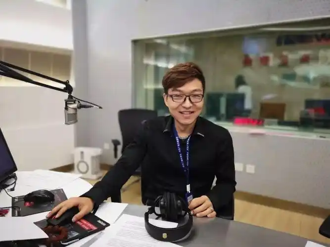 主持人王鑫今天邀请了《有多远走多远》主播王鑫,听听"新闻出身"的