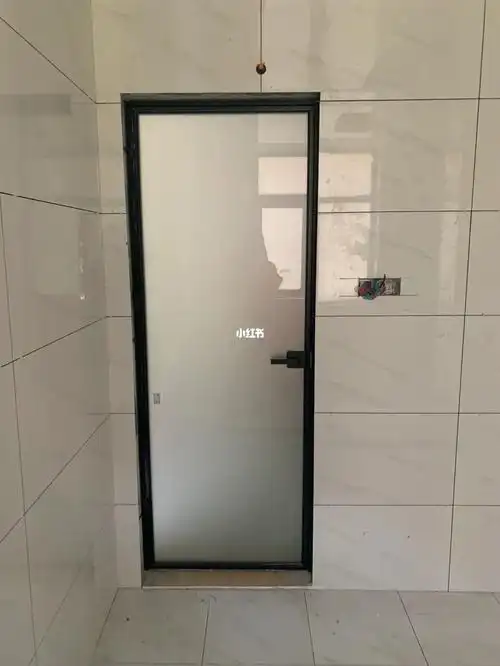 所以自己也没注意到,只在贴卫生间瓷砖的时候说要单包门