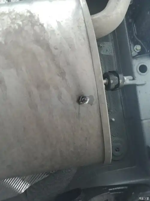 排气管,后面那个箱箱滴水