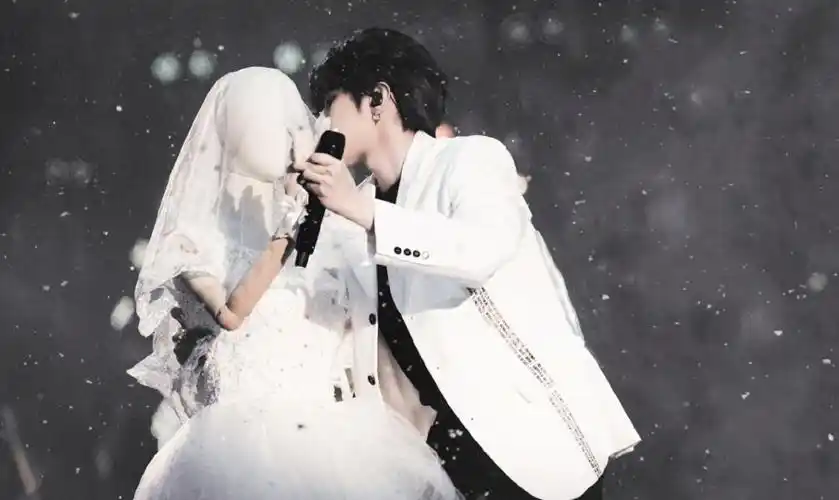 原创蔡徐坤与人偶跳舞时有谁注意到他手放的位置太浪漫了