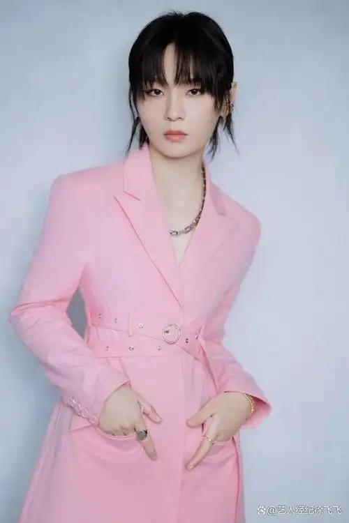 作品如《笔记》,《最美的期待》等广受喜爱.她音乐风格多元,跨