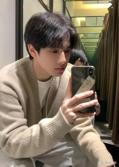 长相英俊的19岁斯文男生,日常穿搭,都能这么好看,各种可爱自拍