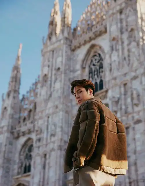 王嘉尔中文名:王嘉尔/英文名:jacksonwang/国籍:中国/星座:白羊座血型