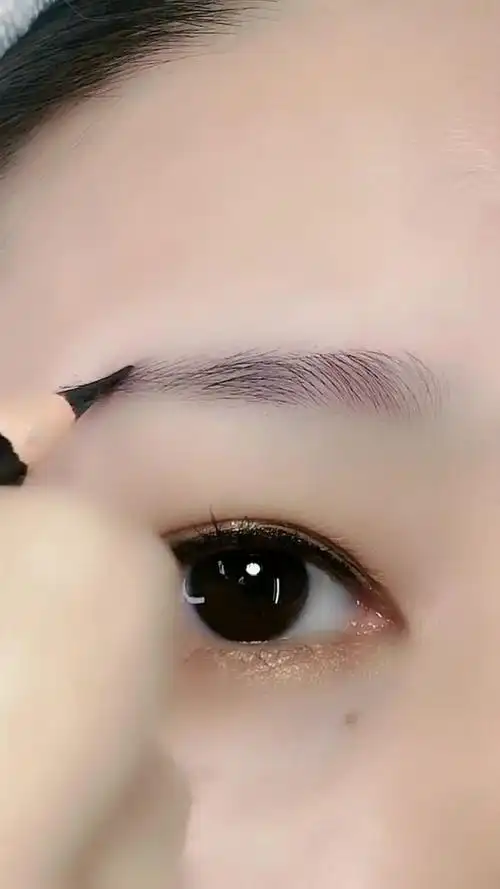 圆脸的女生这样画眉毛,非常显脸瘦,特别好看