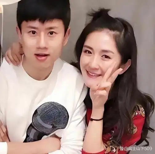 张杰谢娜牵手带三女儿游玩迪士尼!十指紧扣如热恋情侣,羡慕了