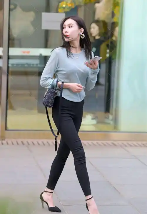微透蓝色长袖上衣搭黑色紧身裤,质感轻薄,轻松穿出春日时尚感