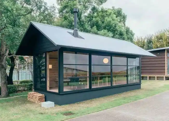 儿们对深泽直人不会陌生,而三幢中唯一一个由日本设计师操刀的小木屋