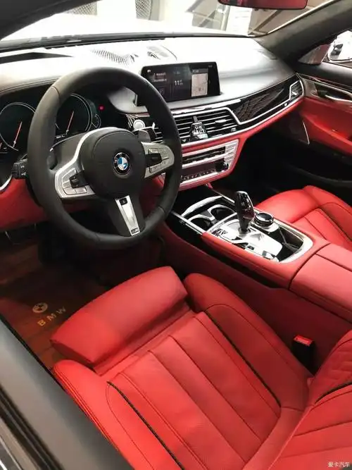 骚气的红色内饰,其实我更喜欢黑色内饰,白外黑内是我的首选,可惜740x