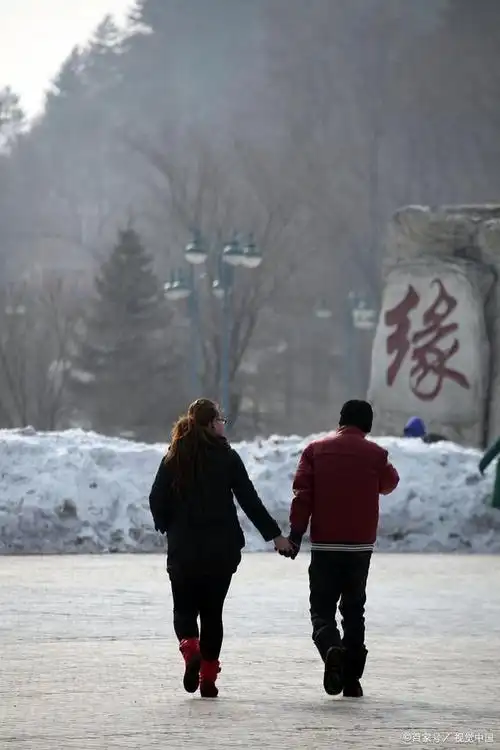 无奈,我力气小,拎不起老公把他扔出房间,无论我使什么招都无济于事!