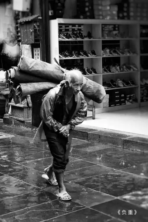 生活有很多艰辛,人生不易.