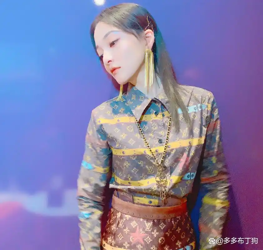 张韶涵穿搭"耍心机",为掩饰自己小个子劣势,裙子特意选高腰款