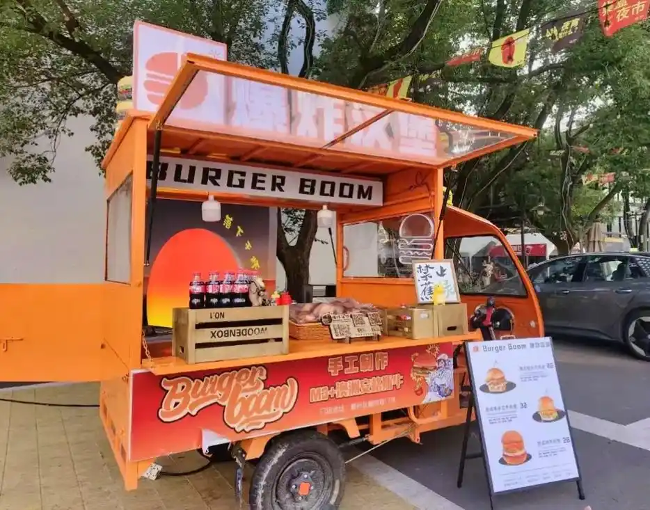 摆摊小吃车电动三轮车多功能街景移动早餐车