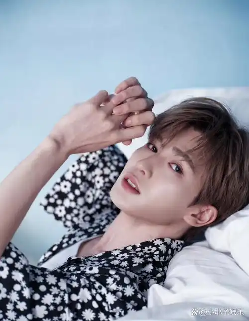 看看朱正廷这组照片,休闲穿搭超有型,或躺或站氛围感拉满,这颜值谁能