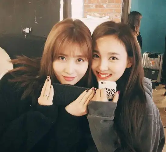 想空手套美女!们有没有美女合照可以做闺蜜头像的