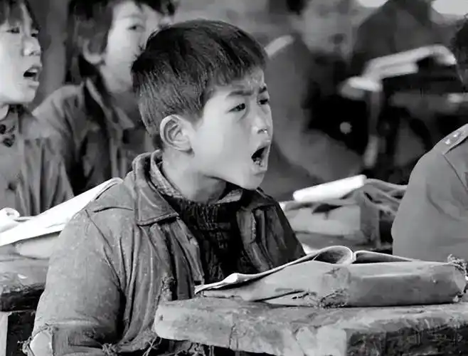 (看着小时候的照片,满满的都是回忆)