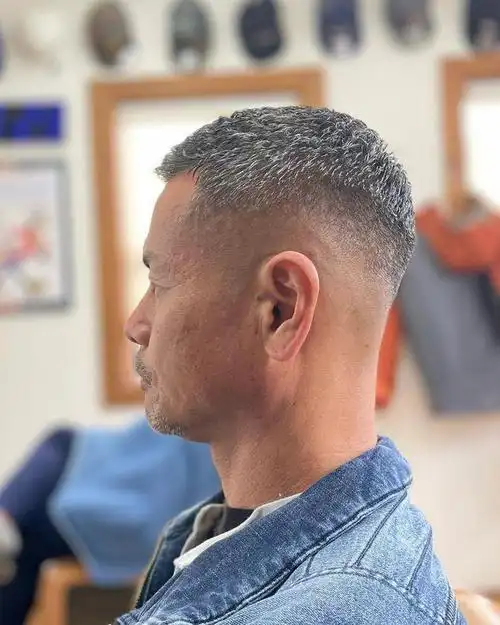 周边铲短发型适合大多数人白发大叔剪完帅到不敢相信不信你看